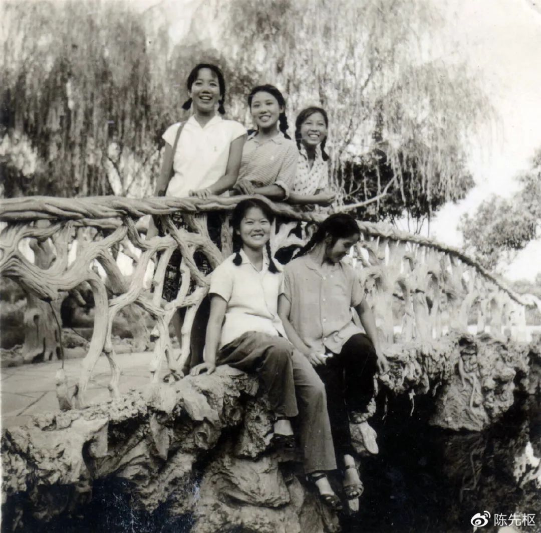 1965年长沙市一中女毕业生在烈士公园