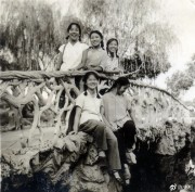湖南烈士公园_1965年长沙市一中女毕业生在烈士公园