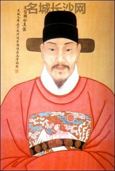 飺