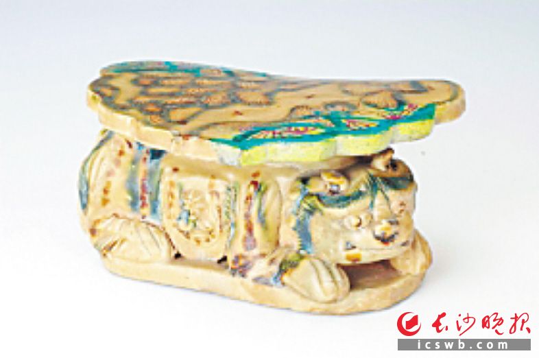 古代长沙人避暑神器：长沙窑青釉褐绿彩兽座瓷枕